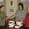 Impressionen Spende eines Klassensatzes von 30 Büchern zur Familie Landé für den Schulunterricht, überreicht an Ute Scharmann, Leiterin  Stadtbibliothek Wuppertal 2006